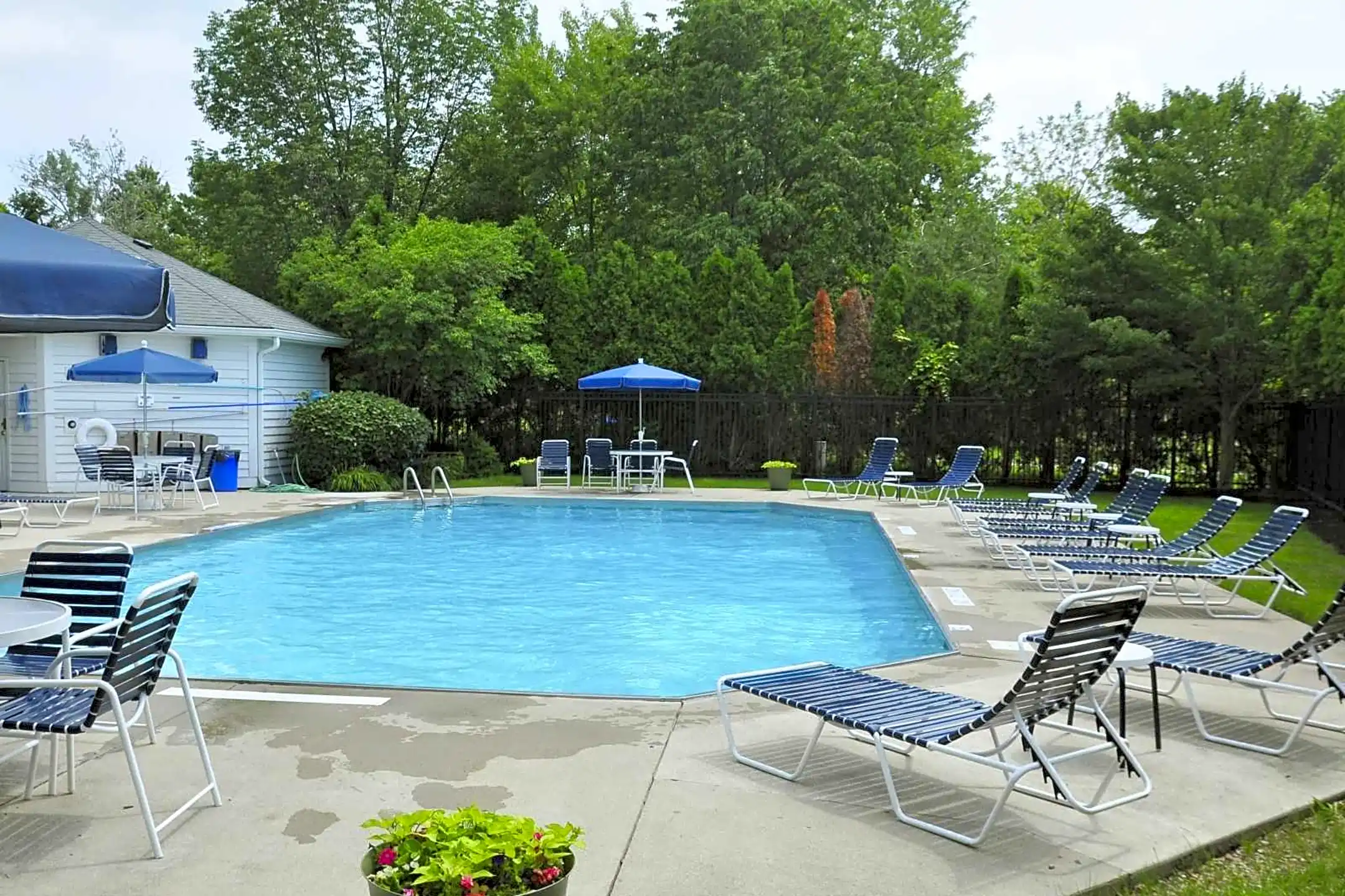 Pool - Village Gate Apartments - Reynoldsburg, OH