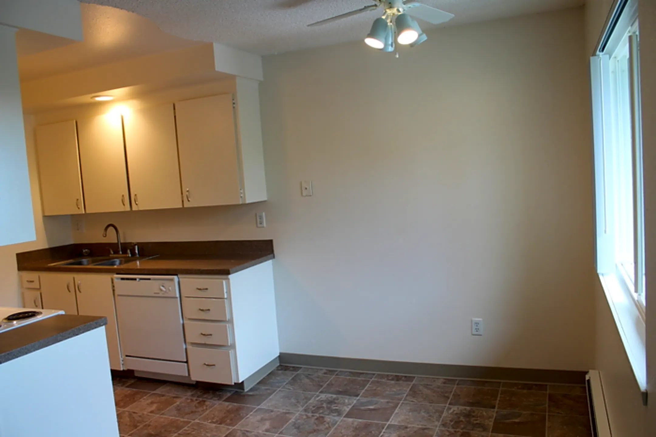 9050 SW Washington Square Rd 9050 SW Washington Square Rd unit 521 Tigard, OR Apartments for