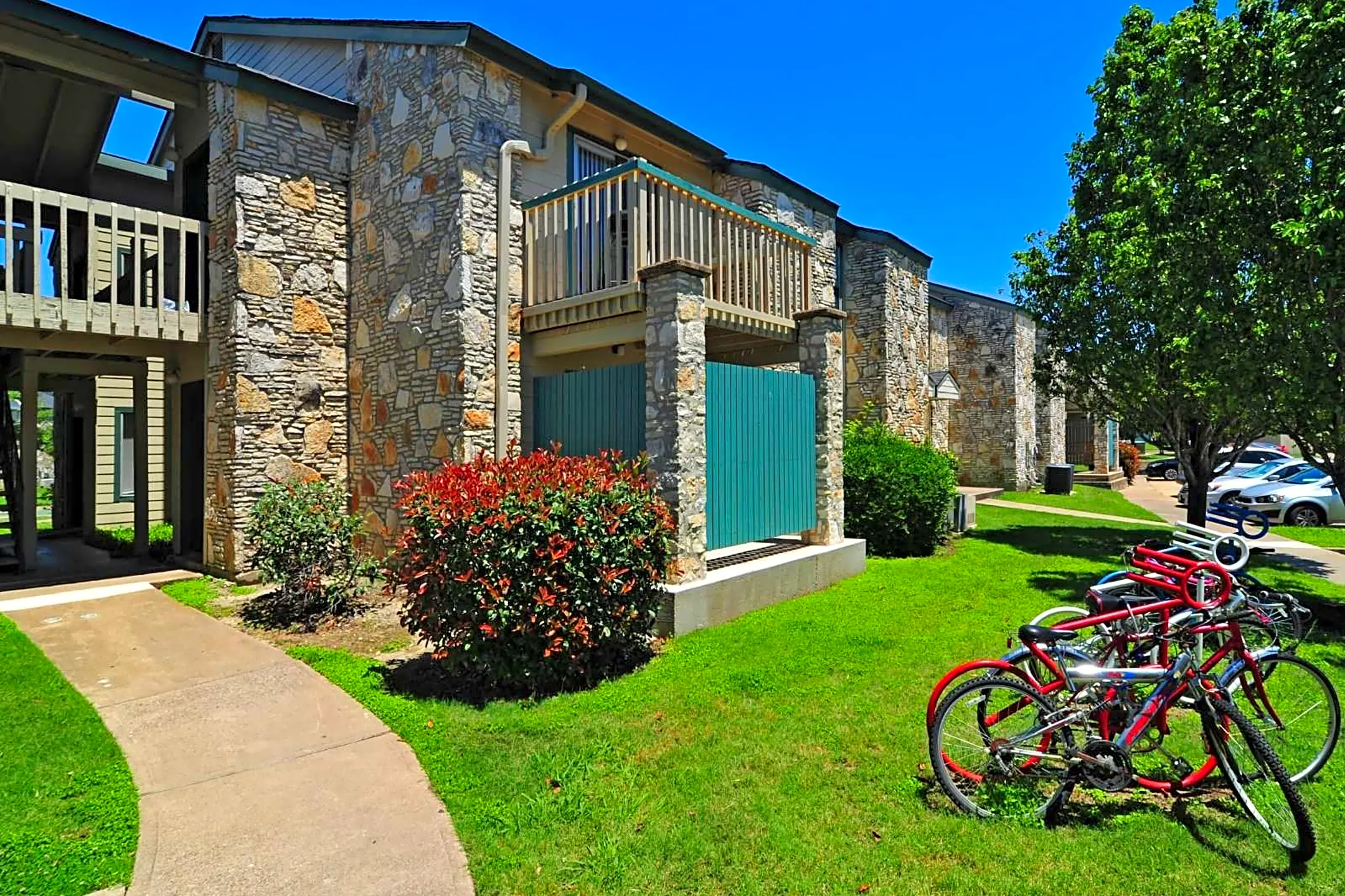 Building - Parkway Circle Apartments - College Station, TX
