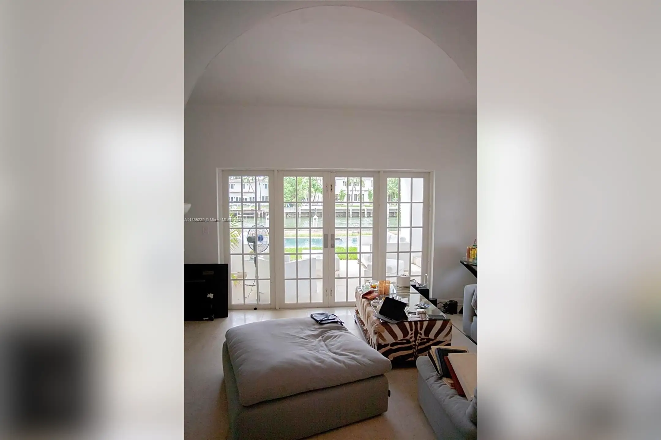 Living Room - 4464 Prairie Ave - Miami Beach, FL
