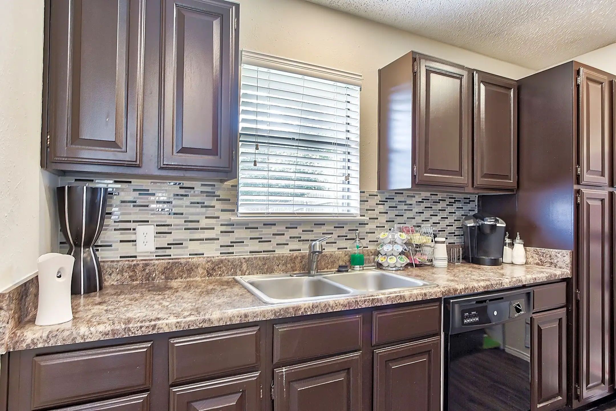 Park Place Townhomes 425 E Harwood Rd Euless, TX Apartments for