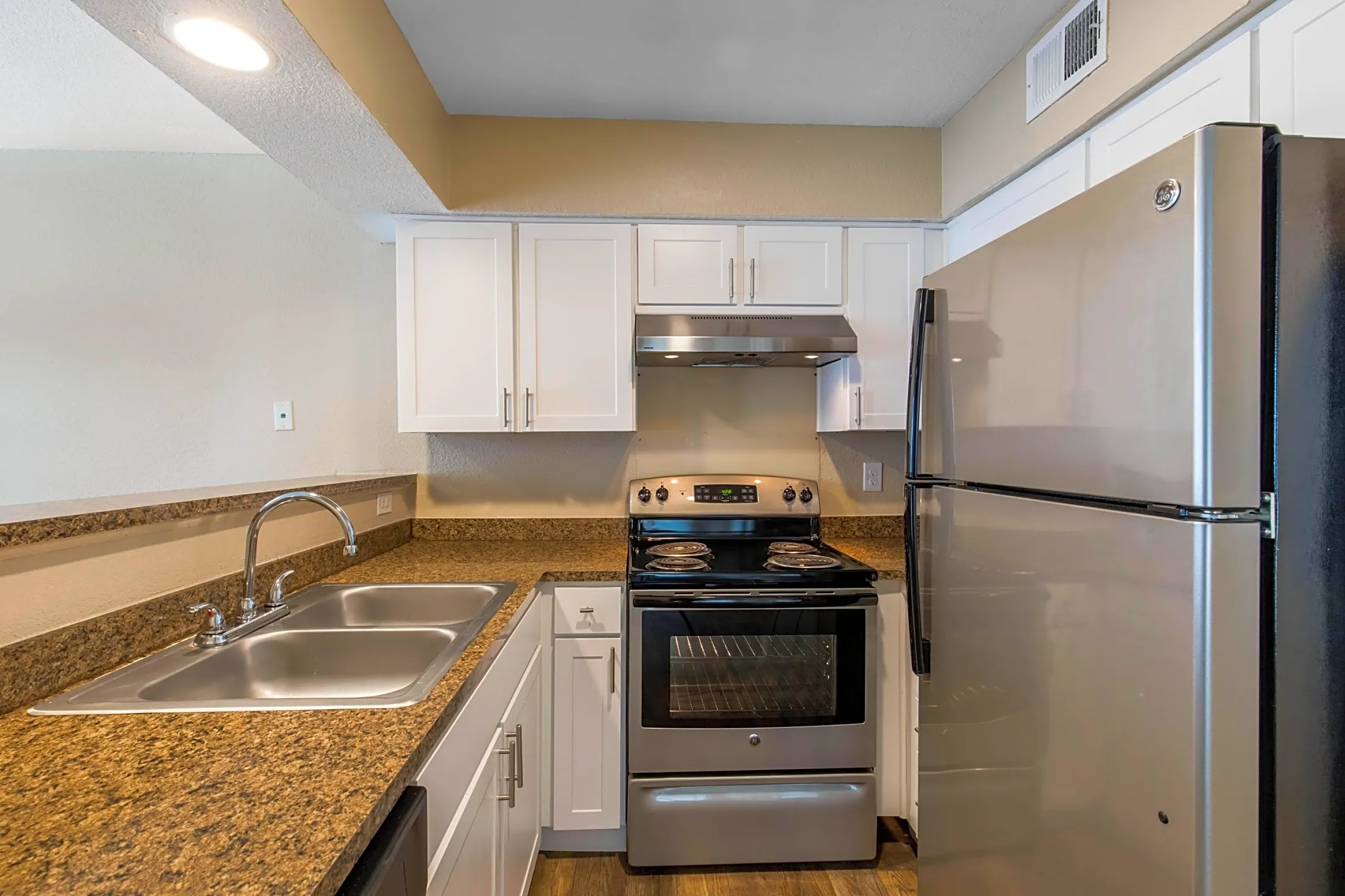 Lake Village West Apartments - 5013 Peninsula Way | Garland, TX ...