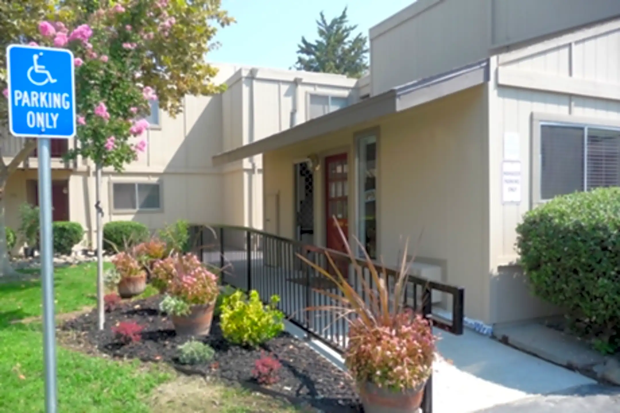 Parkwood Apartments 3800 Crowell Rd Turlock, CA Apartments for Rent