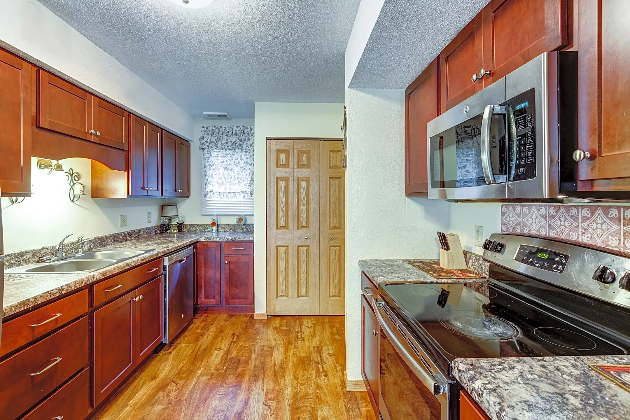 Victoria Townhomes 6813 Grimes Pl N Brooklyn Center, MN Townhomes