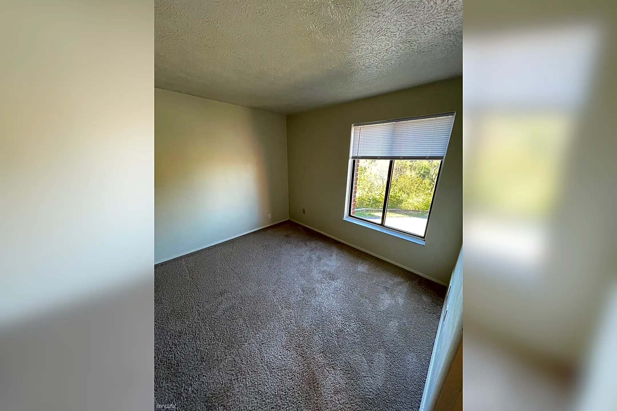 Living Room - 1270 Highfield Ct - Bethel Park, PA