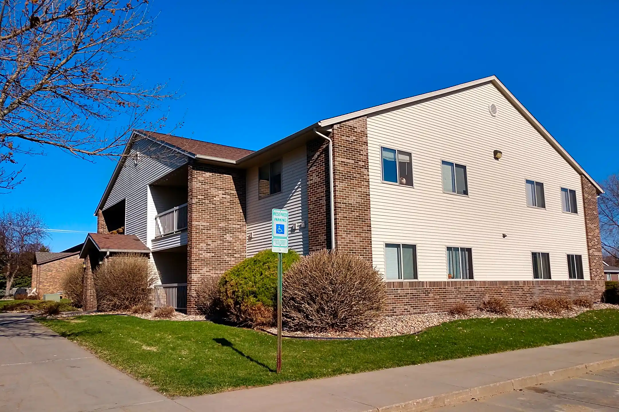 Briarwood Apartments 105 E Cedar St Brandon, SD for Rent Rent.