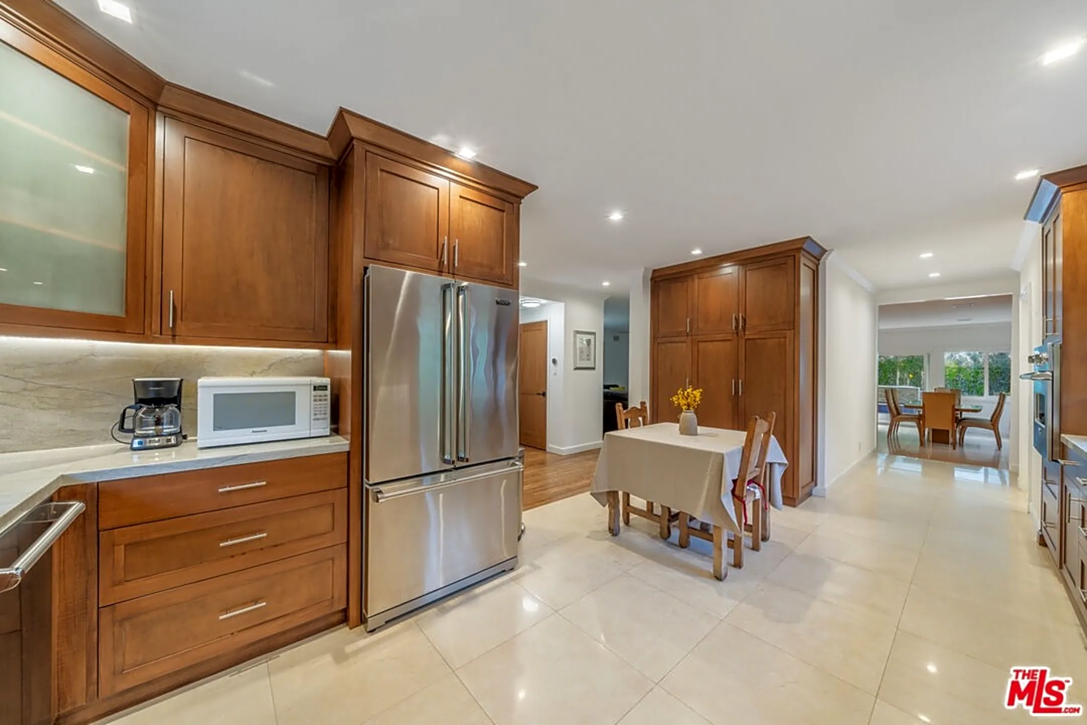3771 Longview Valley Rd - Los Angeles, CA