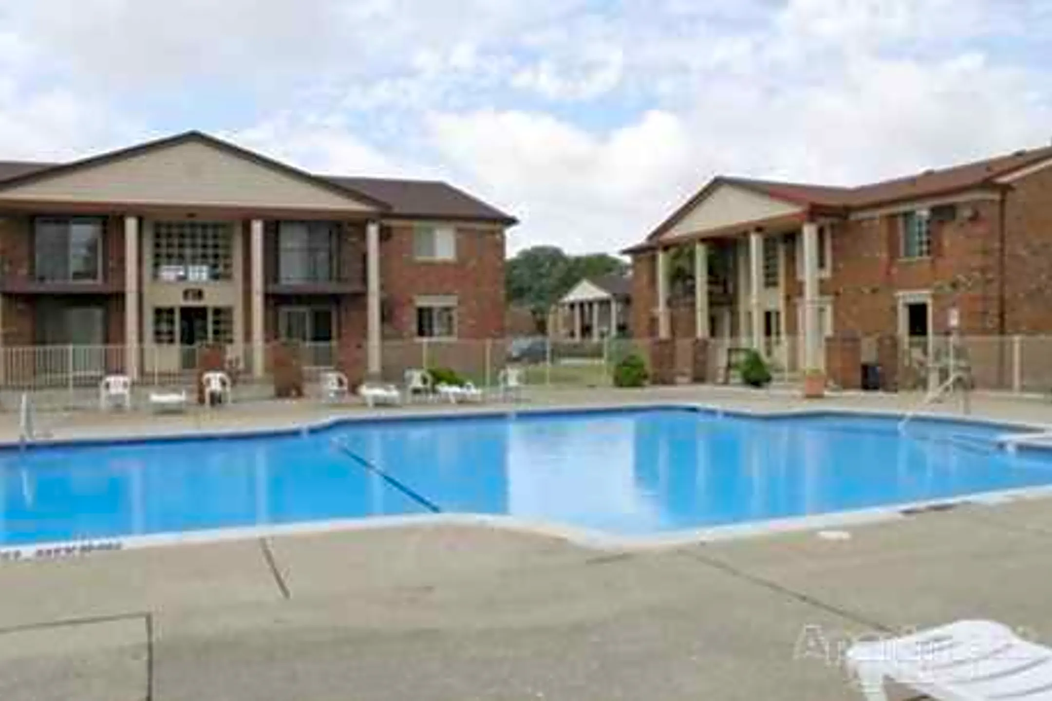 Williamsburg East Apartments - 31550 Schoenherr Rd | Warren, MI for ...