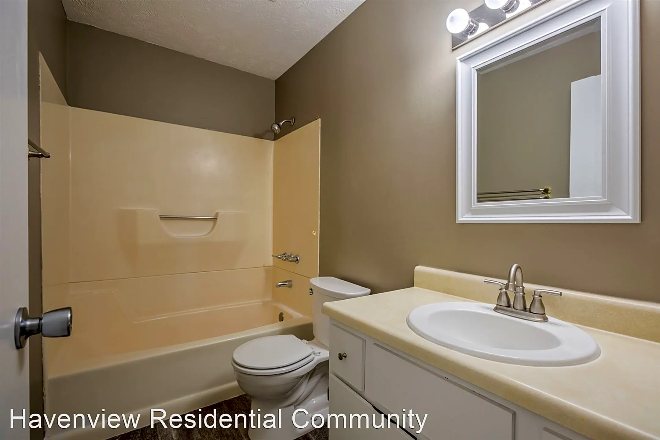 Country Living Minutes from Omaha at Ashland Park apartments