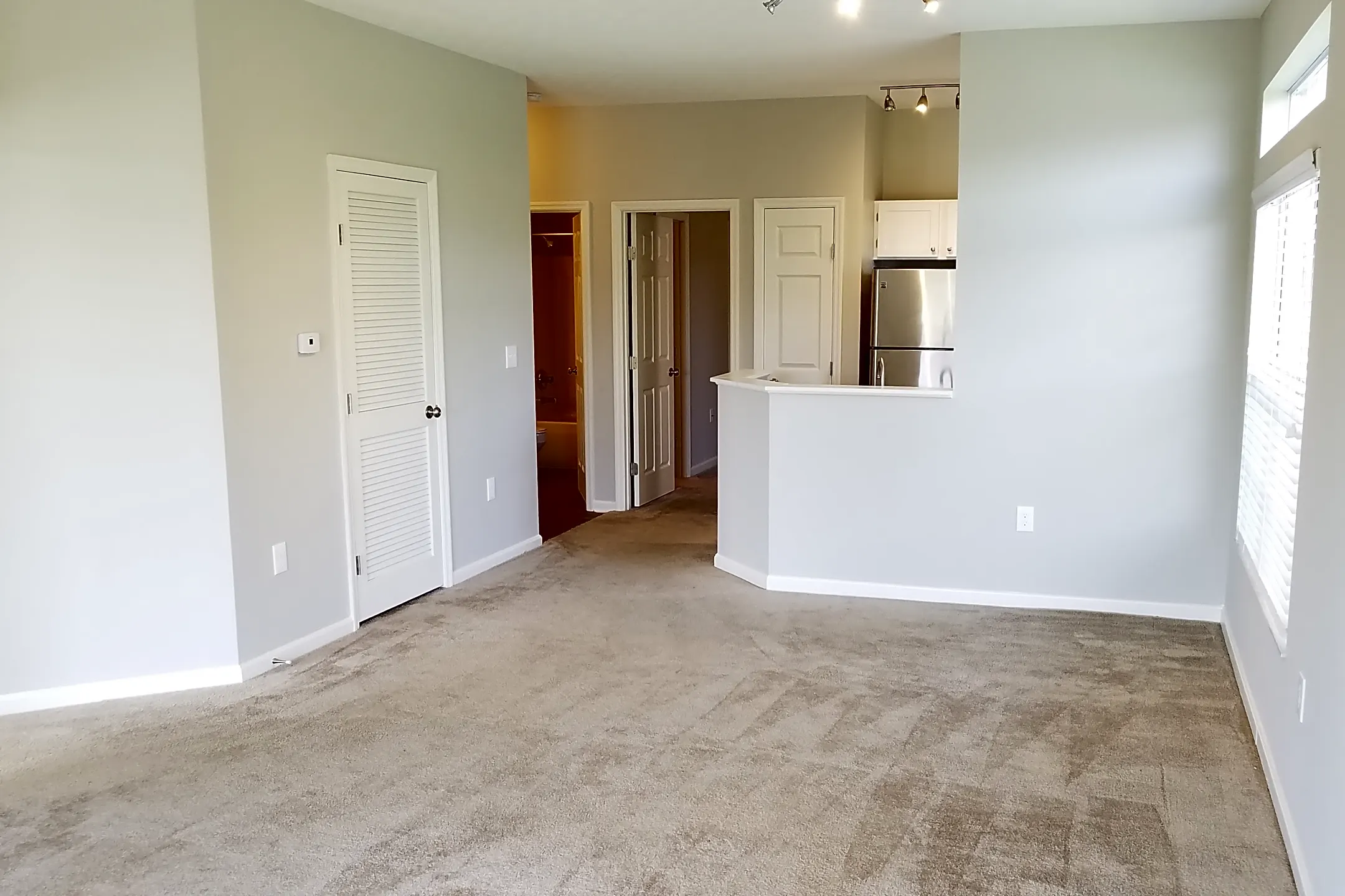 Living Room - Spinnaker Cove - Dayton, OH