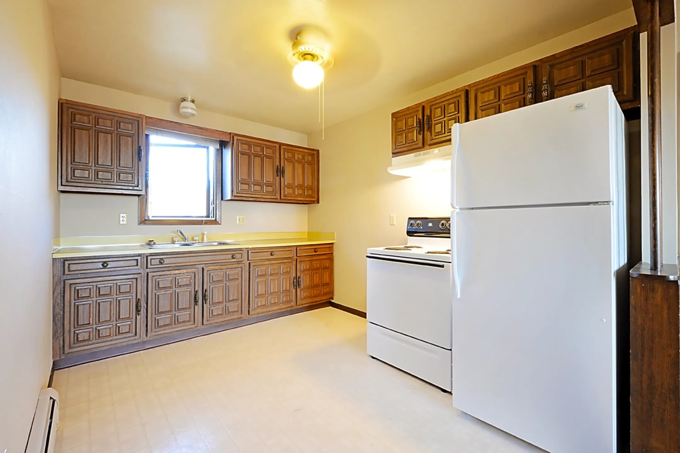 Twin Villas Great SE Location! Pet Friendly, Free WiFi! Heat Paid