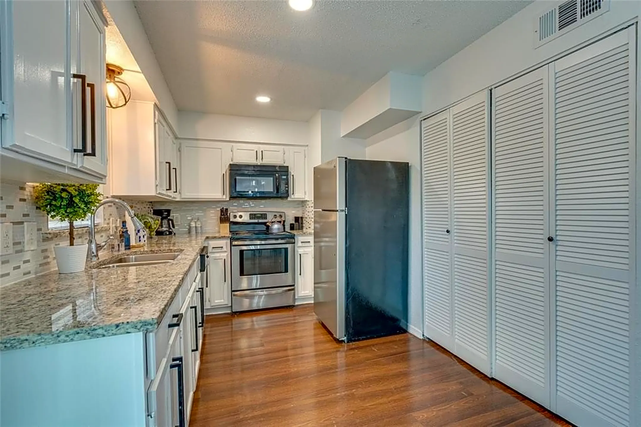 Kitchen - 208 W 5th St - Irving, TX
