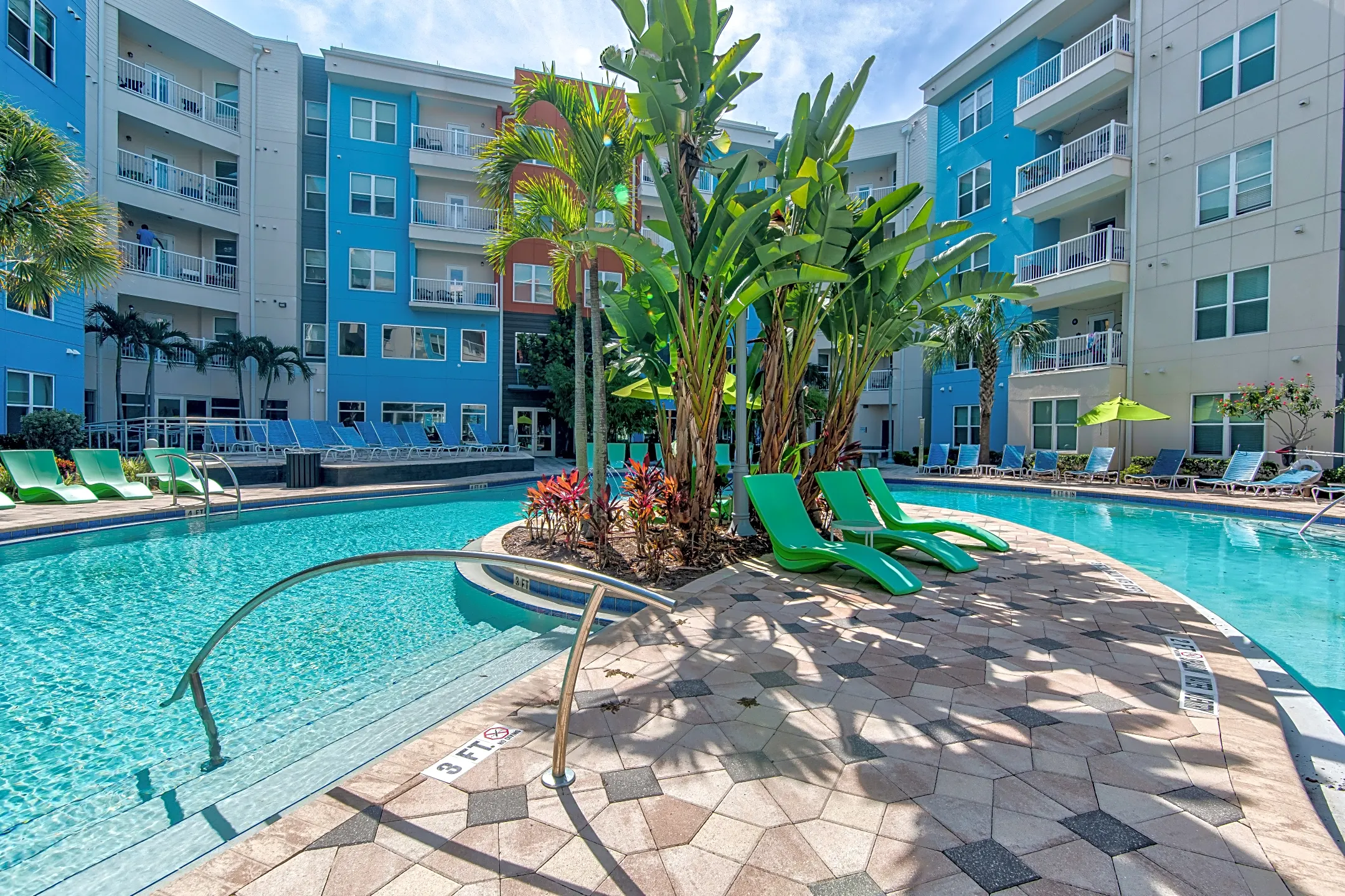Pool - IQ Apartments - Per Bed Leases - Tampa, FL