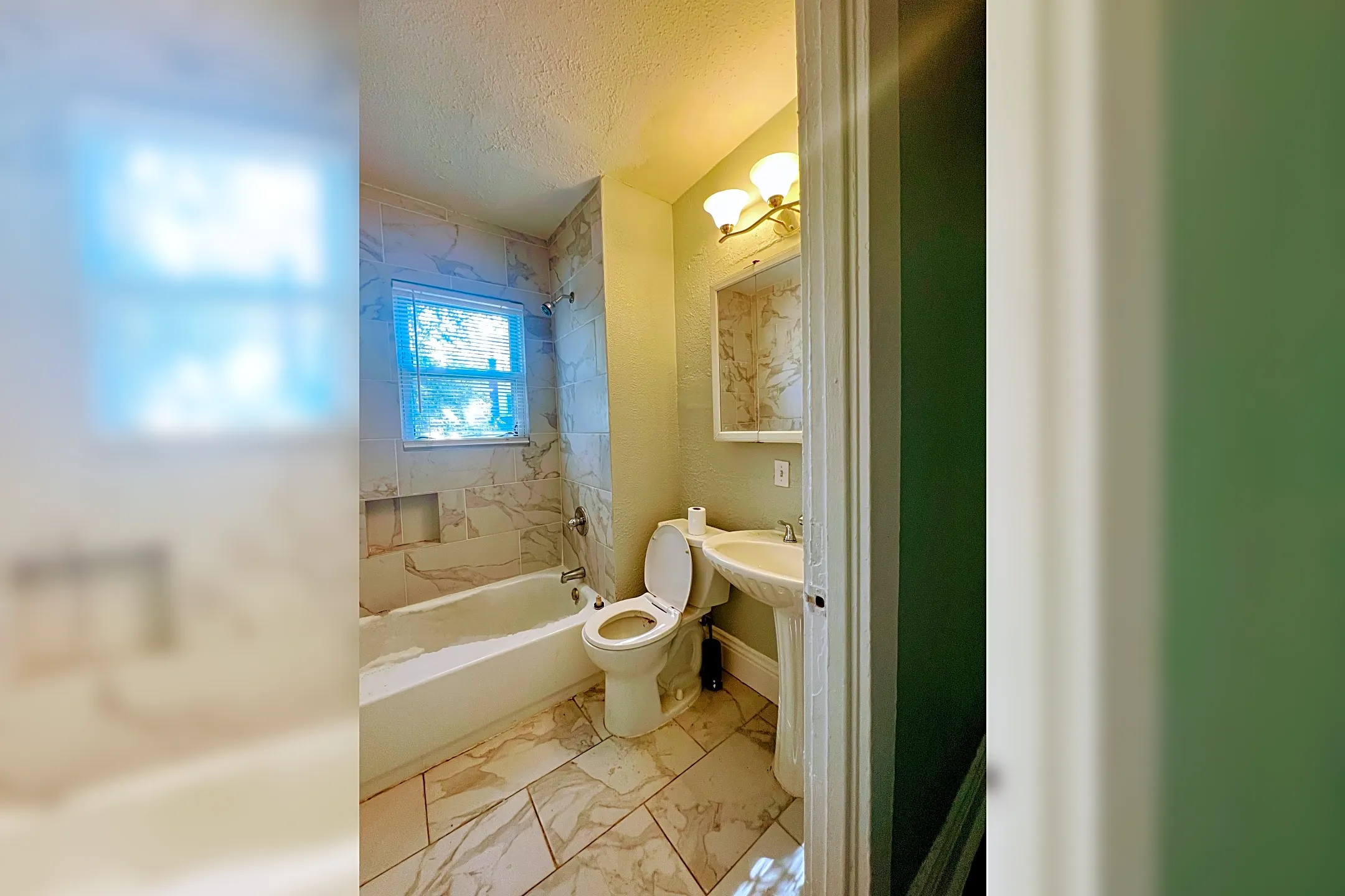 Bathroom - 2014 Highland Ave - Cincinnati, OH