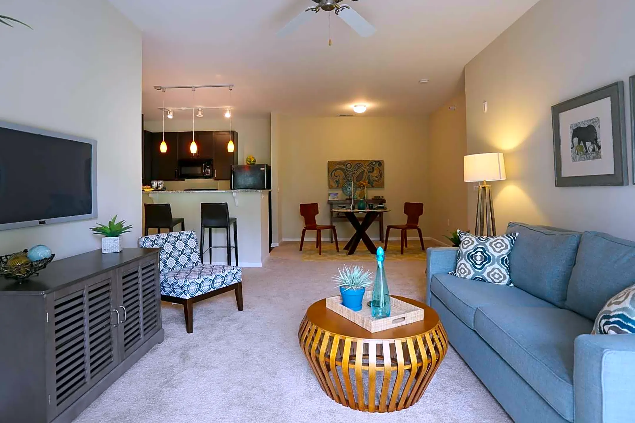 Living Room - Oak Grove Crossing Luxury Apartment Homes - Newburgh, IN