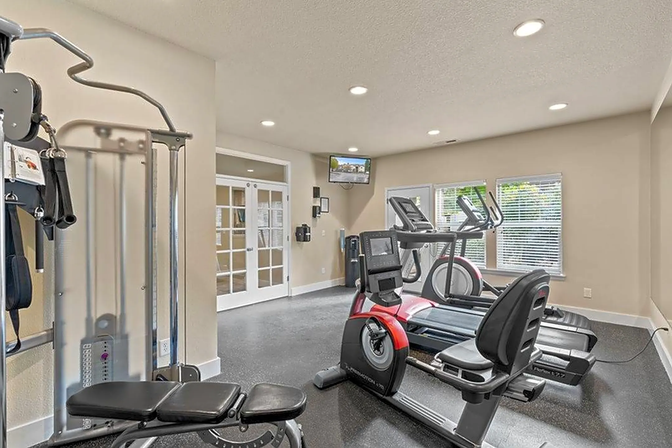 Fitness Weight Room - Cascade View Apartments - Vancouver, WA
