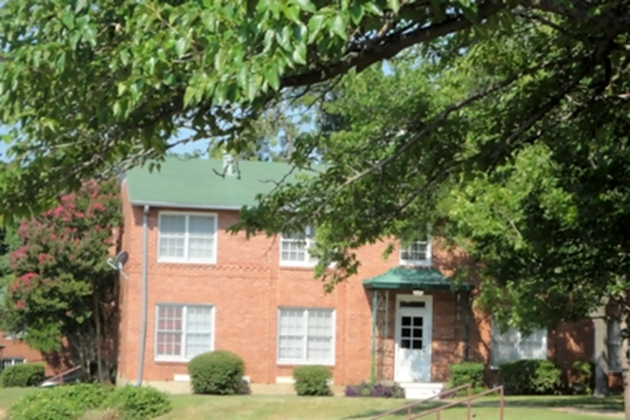 Virginia Manor Apartments 1902 Tarrant Pl Dallas, TX Apartments for