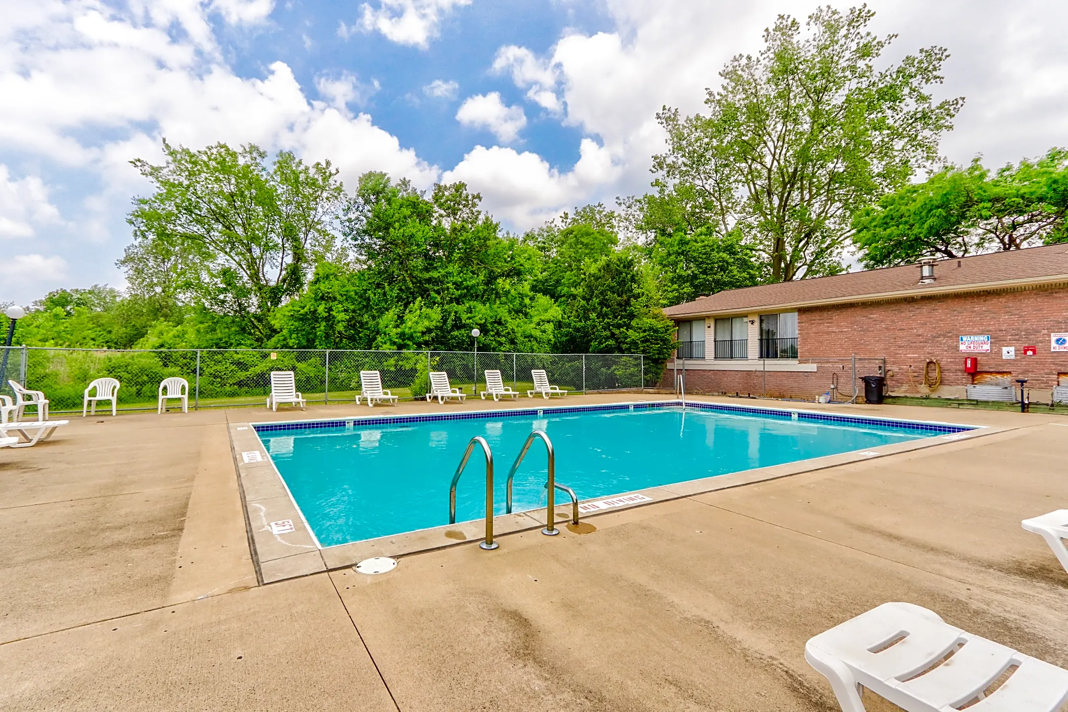 Bridgewood Apartments 25891 Bridgewood Ln Brownstown, MI Apartments