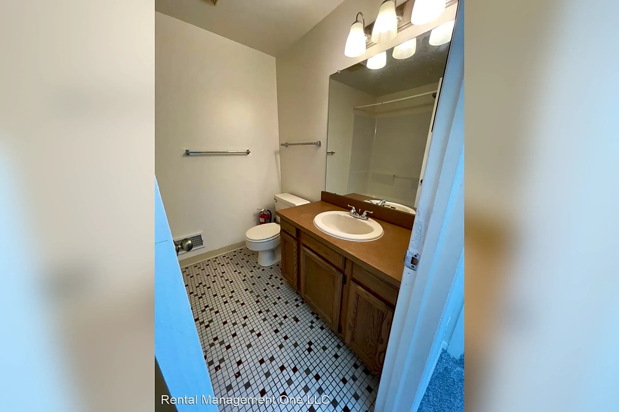 Bathroom - 1019 Glengary Rd - Commerce Township, MI
