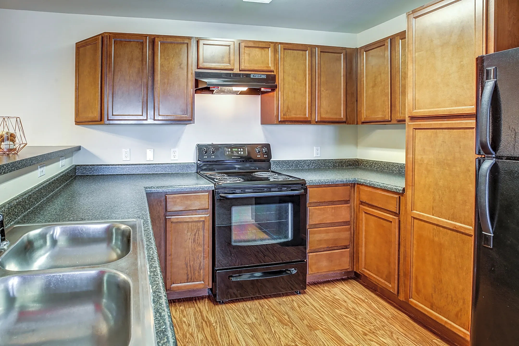 Kitchen - The Reserve Apartments & Townhomes - Evansville, IN