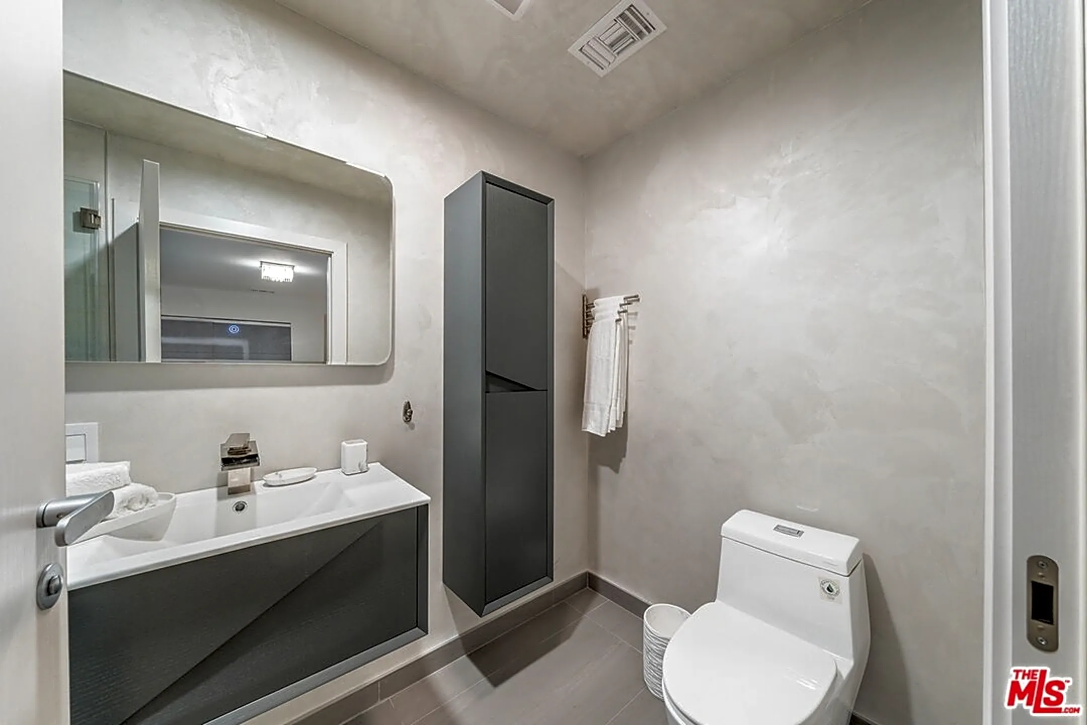Bathroom - 5010 Fulton Ave - Los Angeles, CA