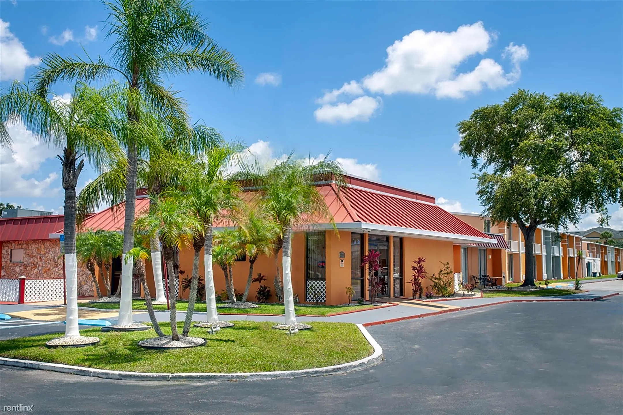 Building - Stayable Suites Kissimmee - Kissimmee, FL