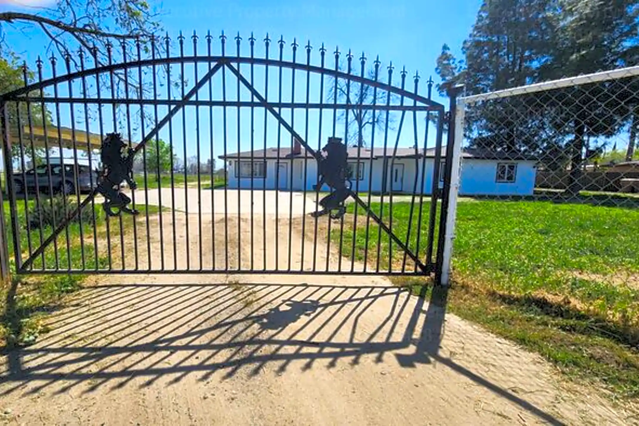 1955 E Panama Ln Houses Bakersfield, CA 93307