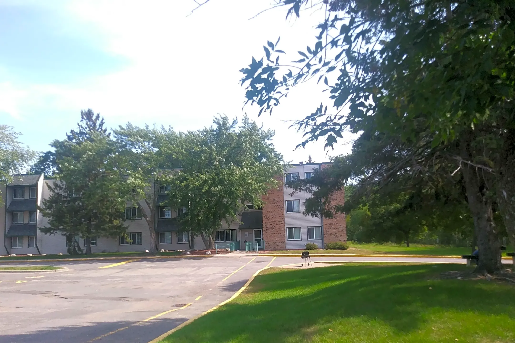 Lincoln Place Apts 850 Stillwater Road Mahtomedi, MN Apartments for