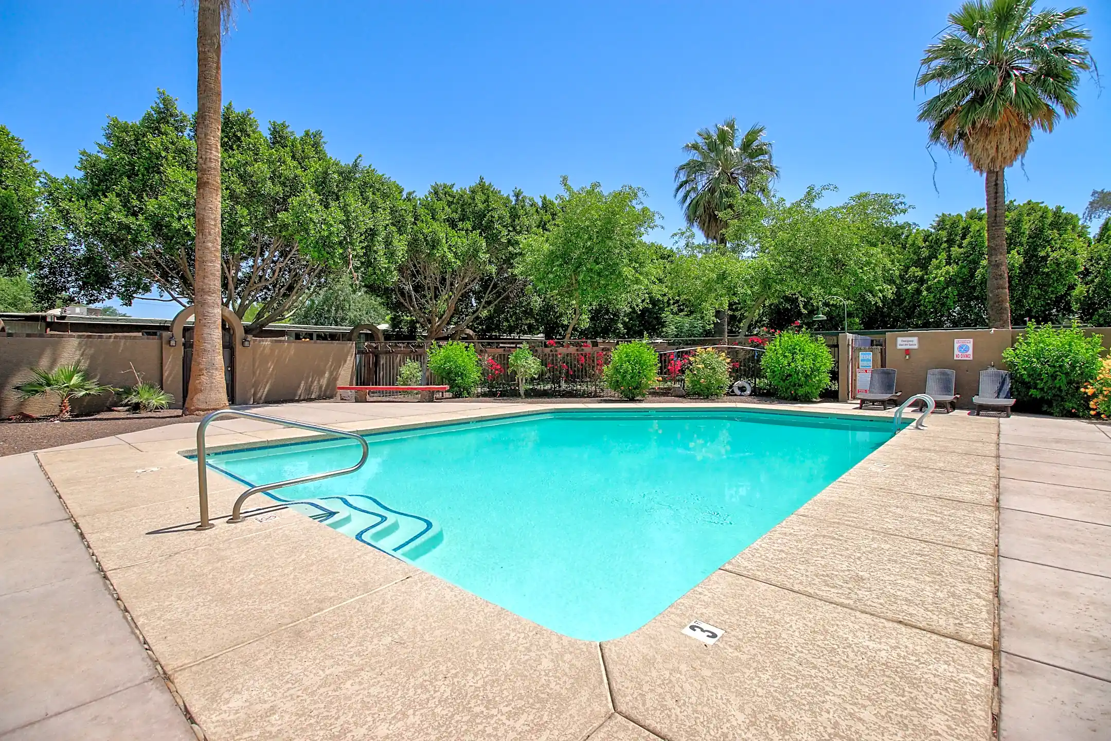 Greenwood Apartments 1322 N la Jolla Blvd Goodyear, AZ Apartments