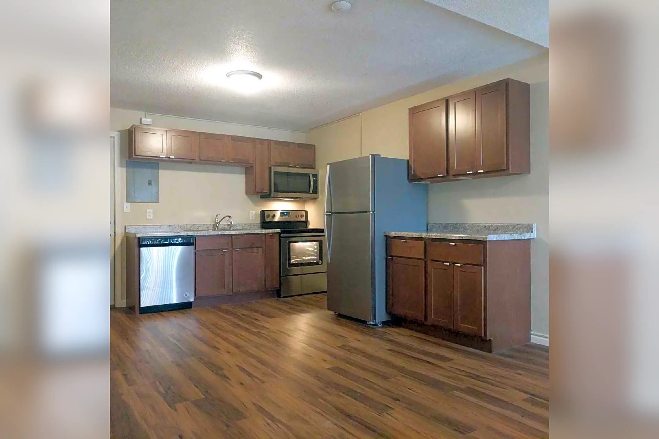 Kitchen - 1337 Arkwright St N - Saint Paul, MN