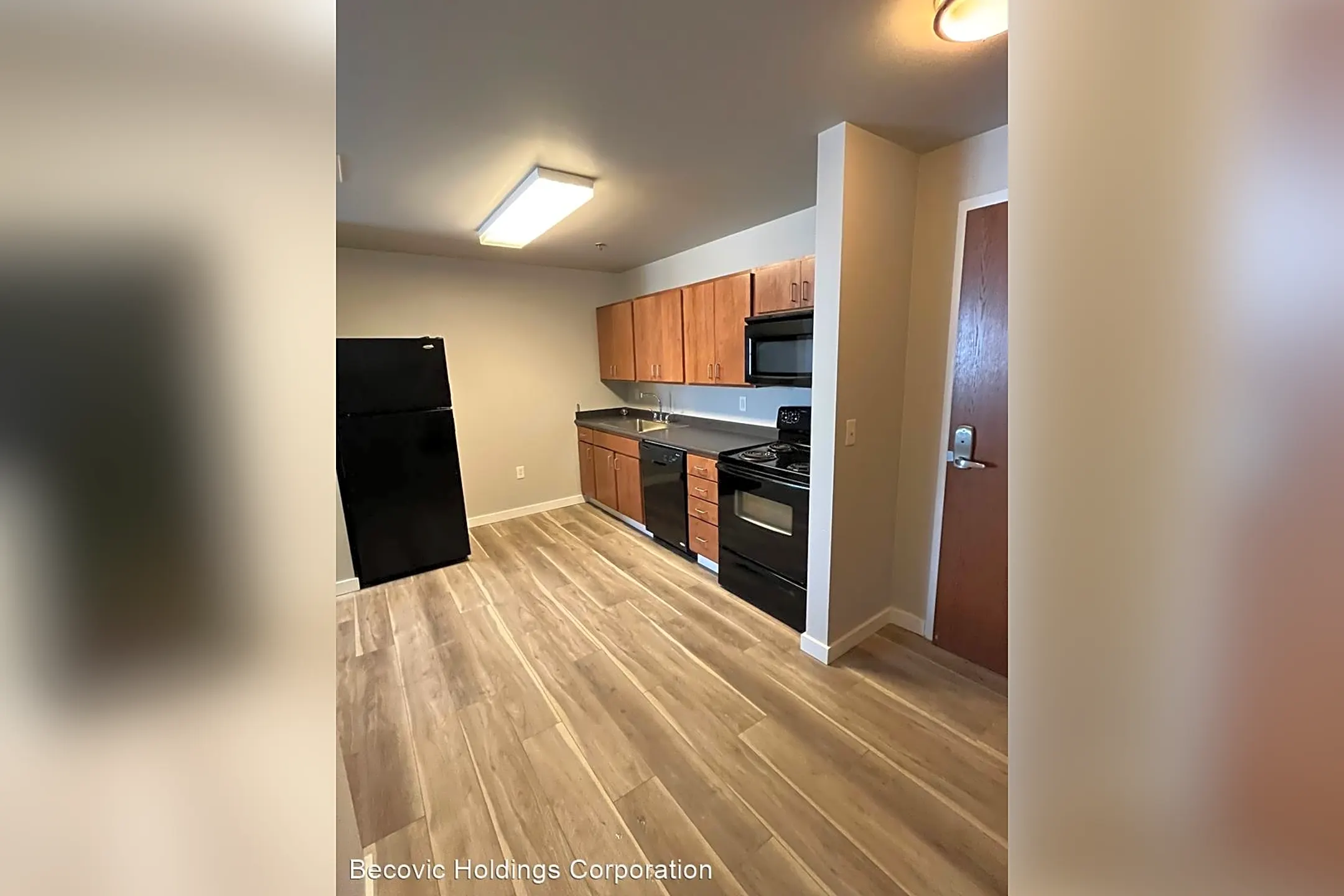 Kitchen - WaterFront Apartments - Moline, IL
