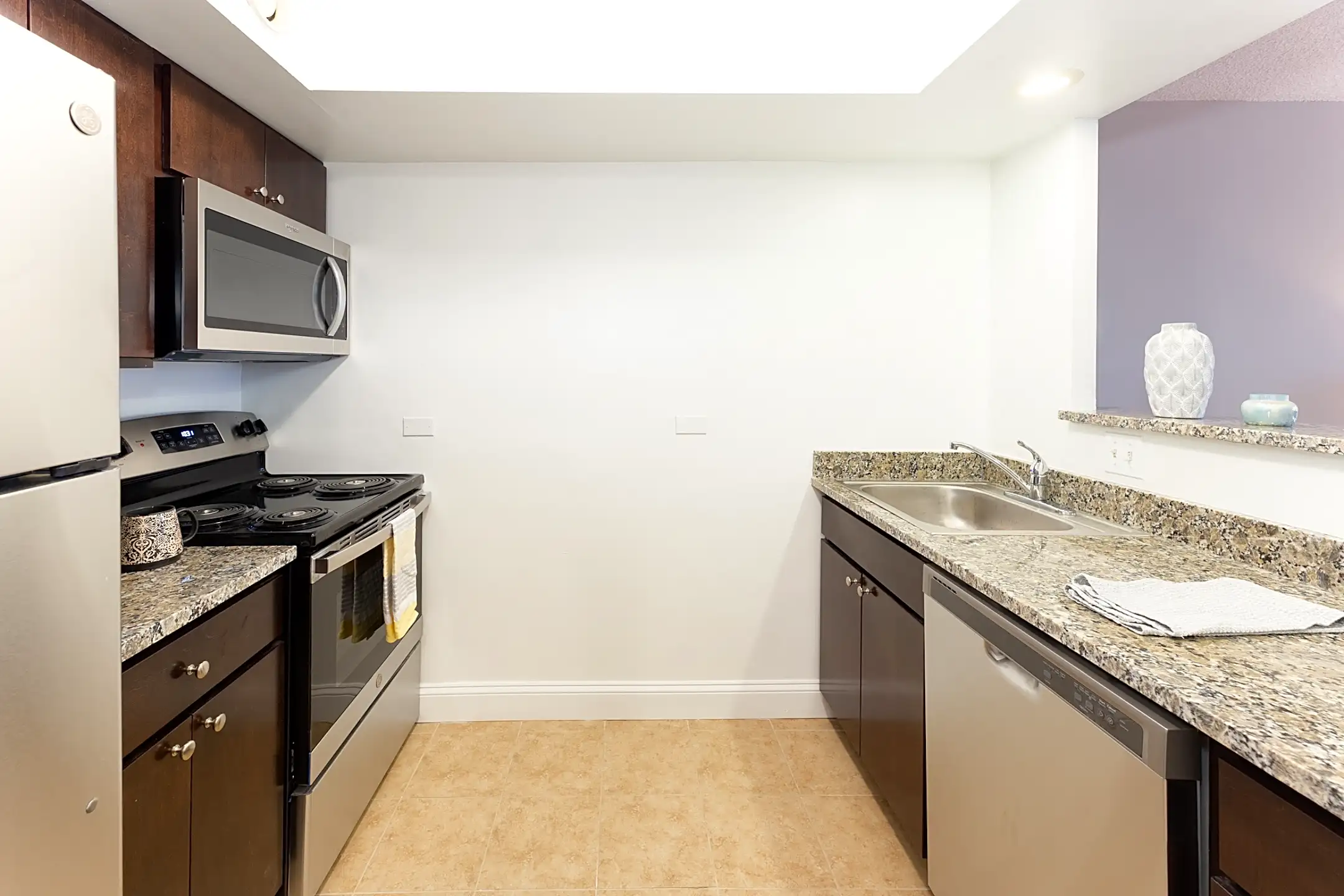 Kitchen - Lincoln Park Plaza - Chicago, IL