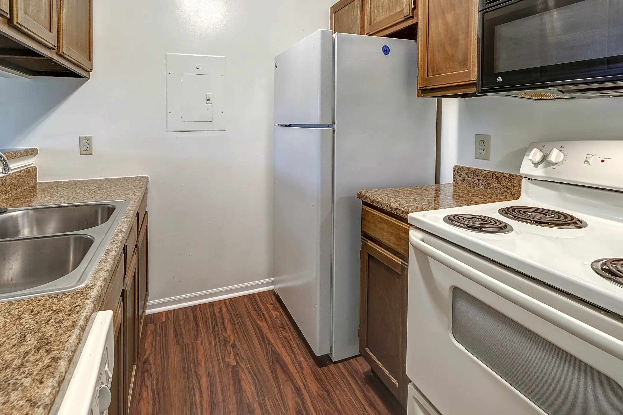 Kitchen - College Park Apartments - Indianapolis, IN