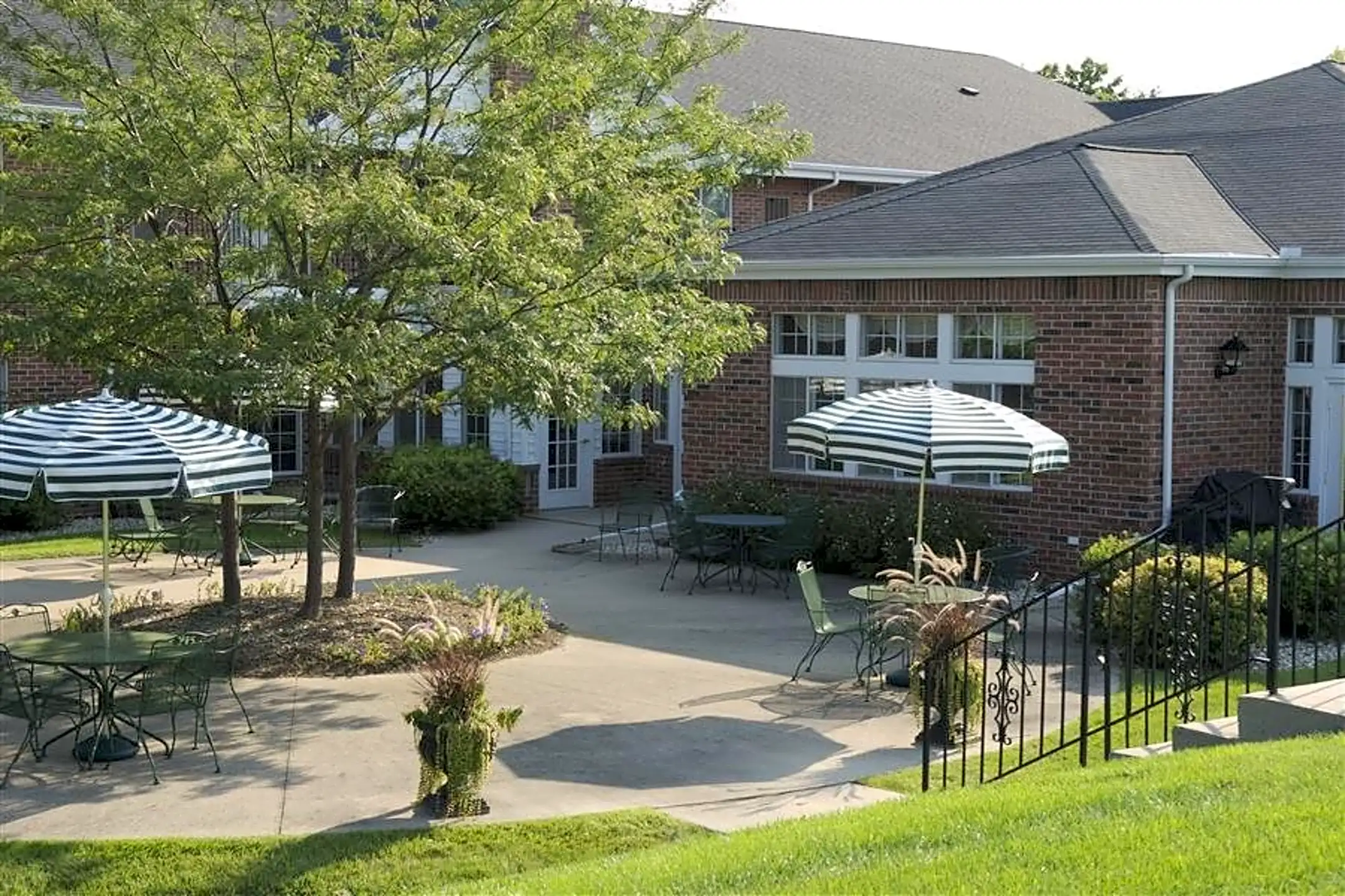 Parkwood Highlands Apartments & Townhomes Senior 55+ 13800 West Park