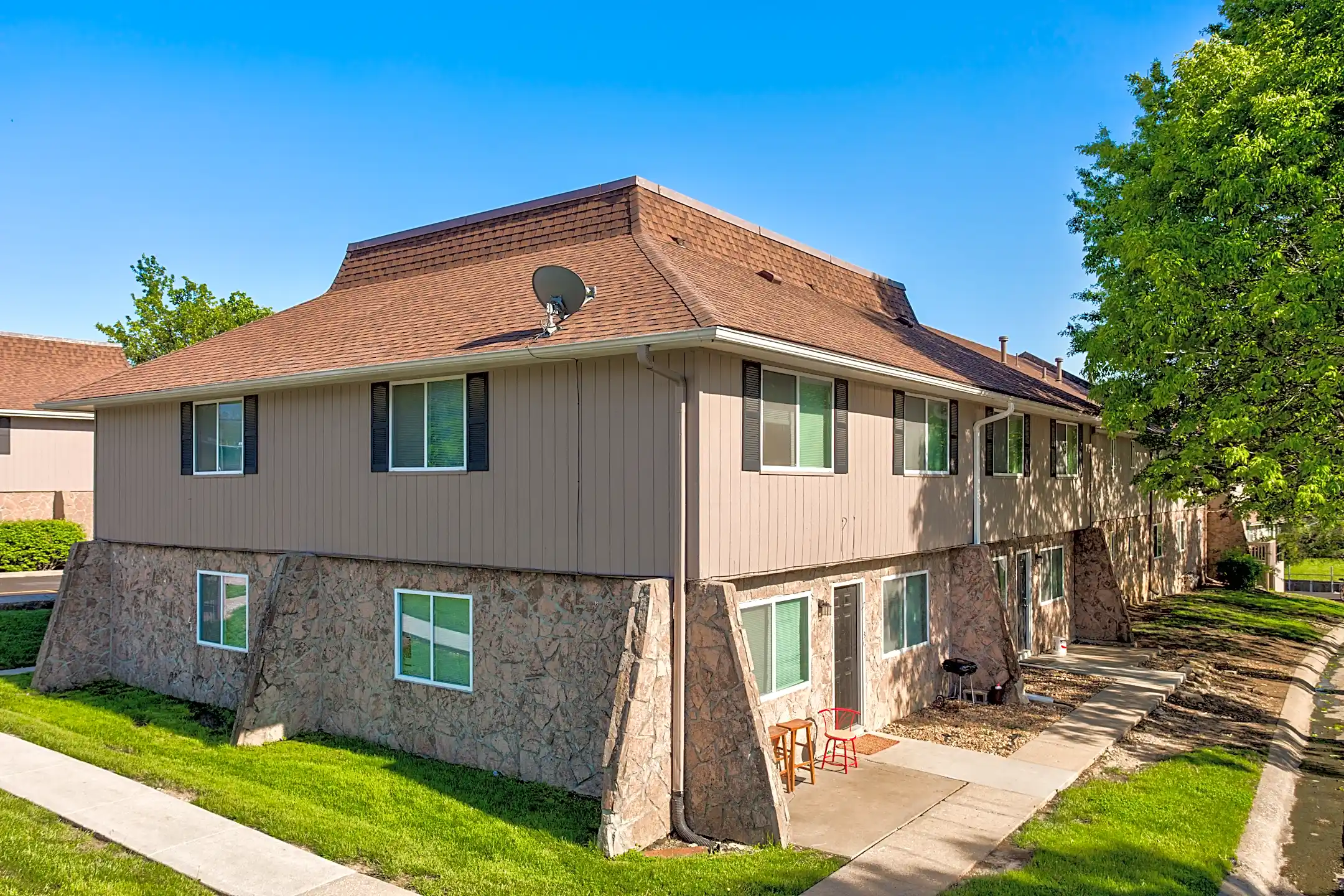 Building - Broadway Ridge and Stoneside - Gladstone, MO