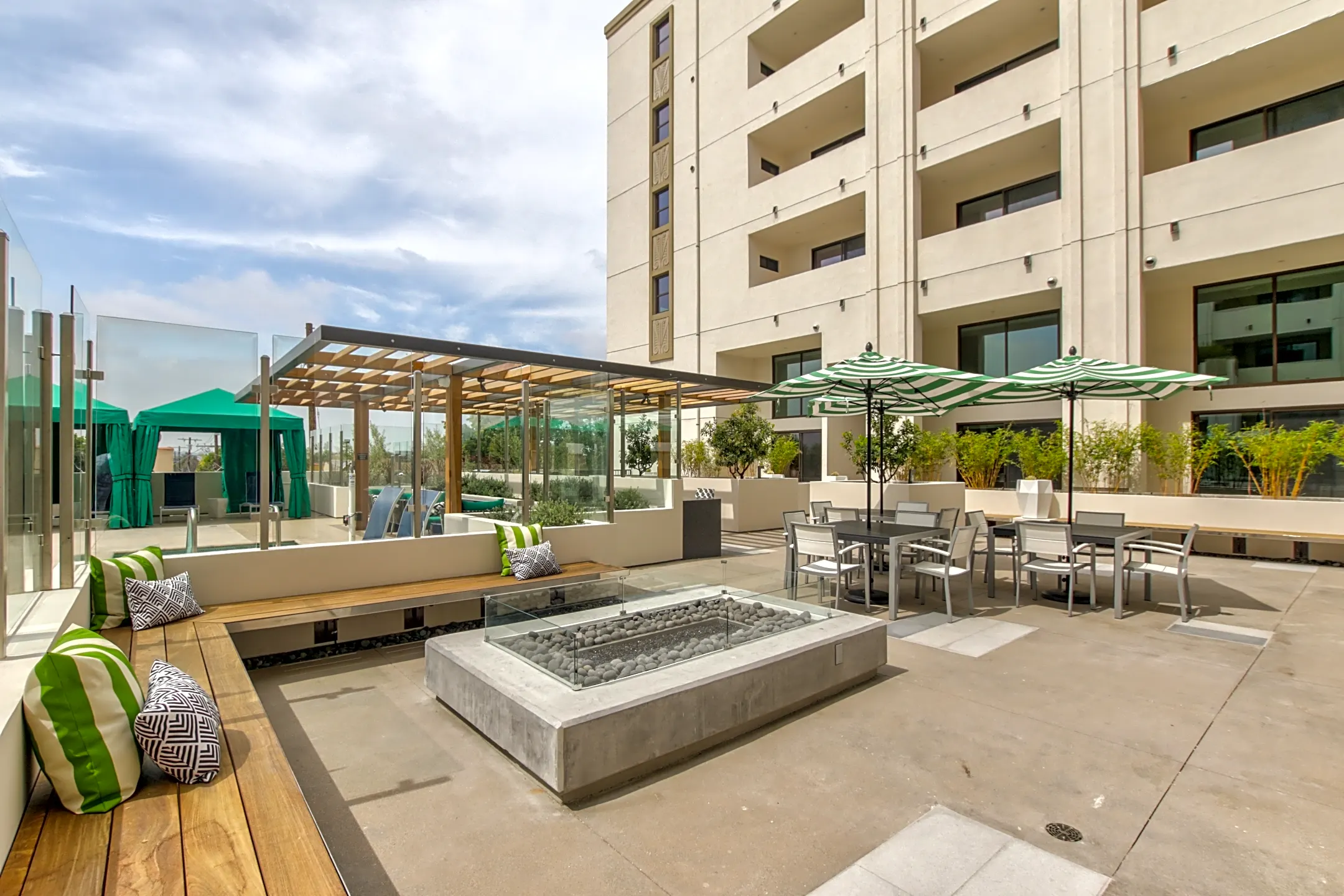 Courtyard - The Mansfield at Miracle Mile - Los Angeles, CA