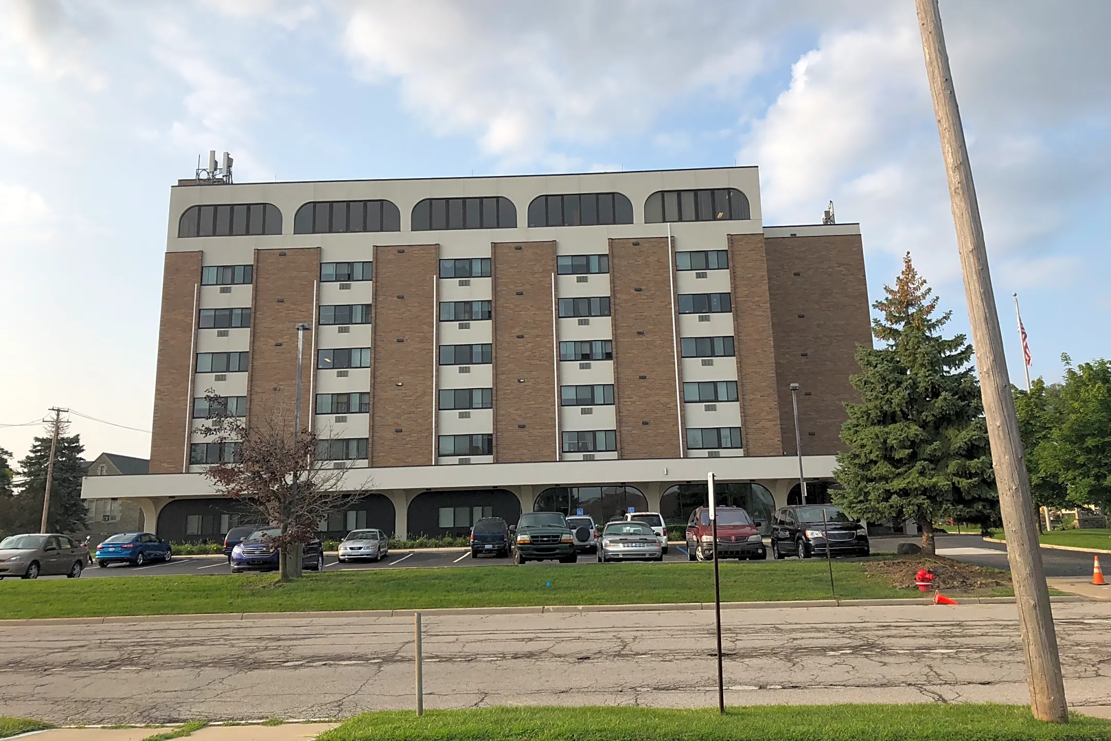 Grandview Tower Apartments - 1016 7th St | Port Huron, MI for Rent | Rent.