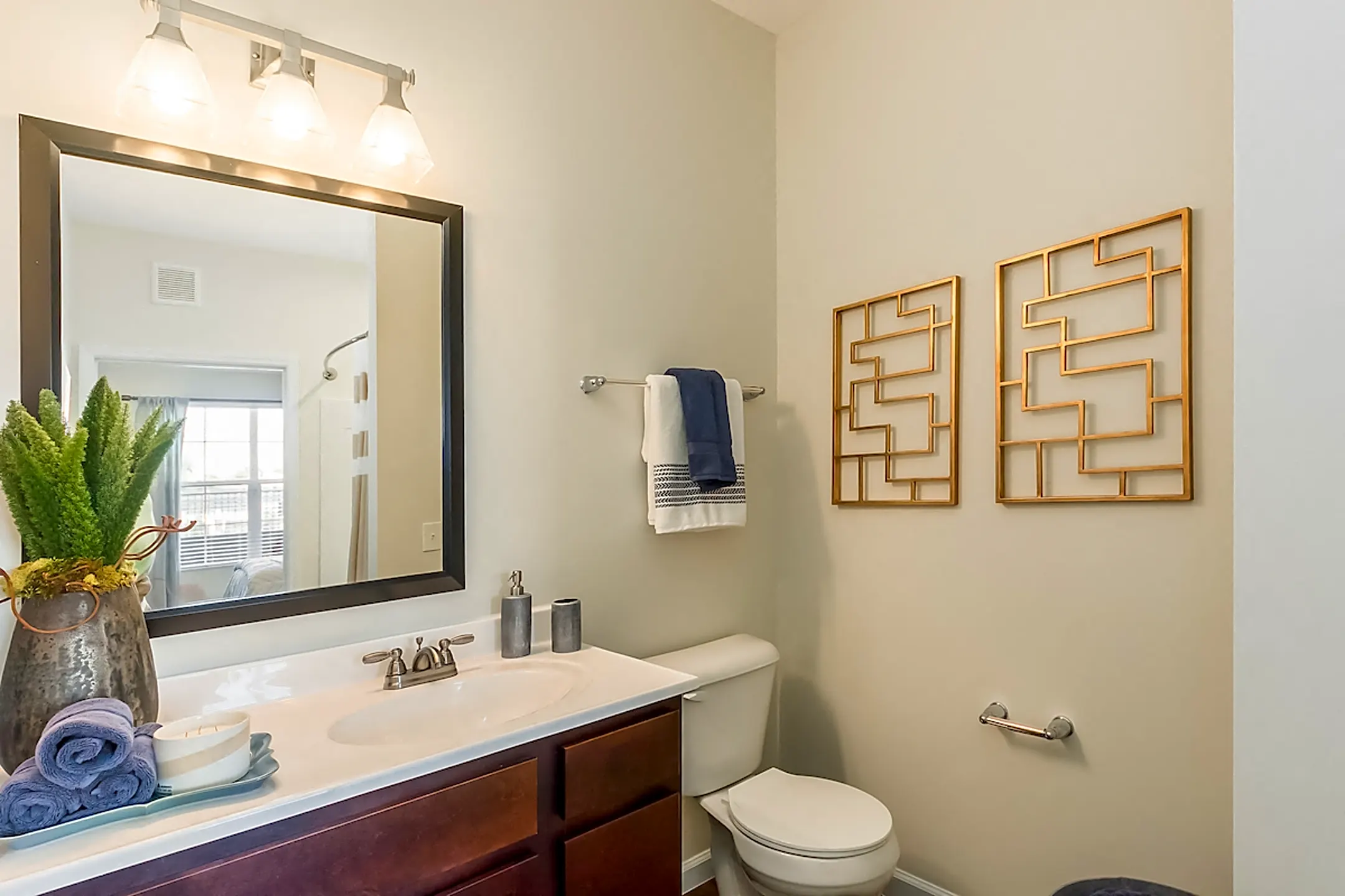 Overland Park 201 Courtright East Road Pickerington, OH Apartments