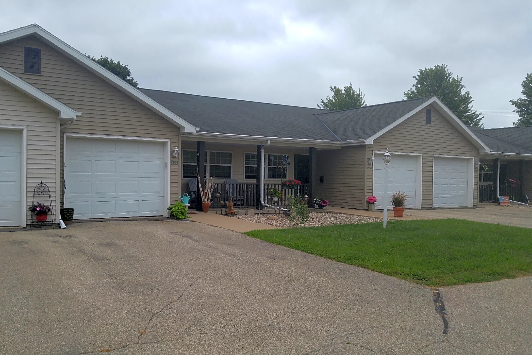 briarwood-oshkosh-1118-w-20th-ave-oshkosh-wi-apartments-for-rent