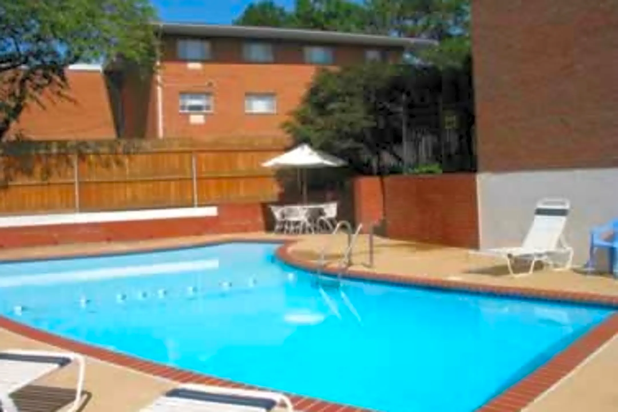 COLONIAL VILLAGE APARTMENTS ster Groves, MO 63119