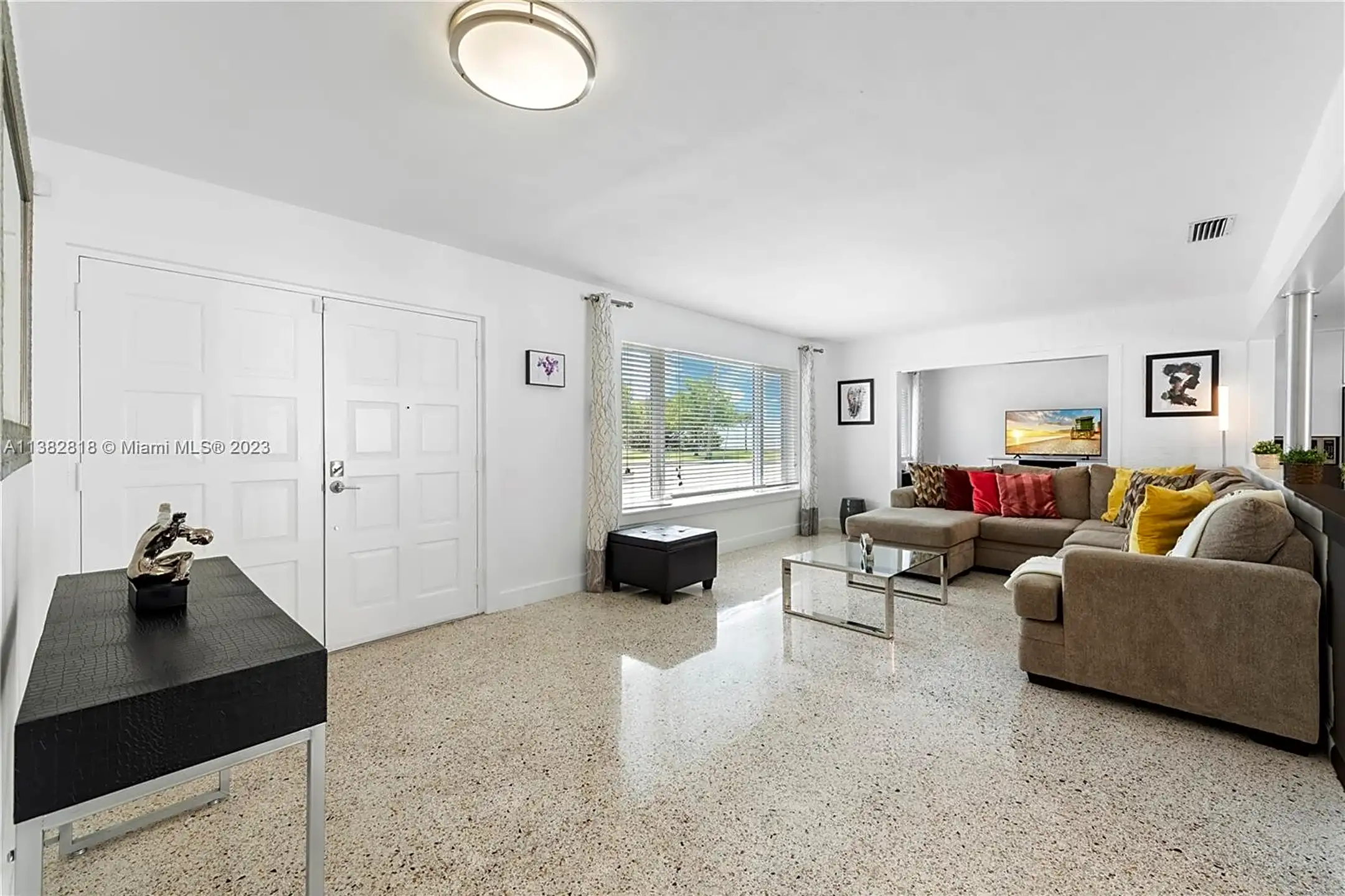 Living Room - 940 NE 71st St #0 - Miami, FL