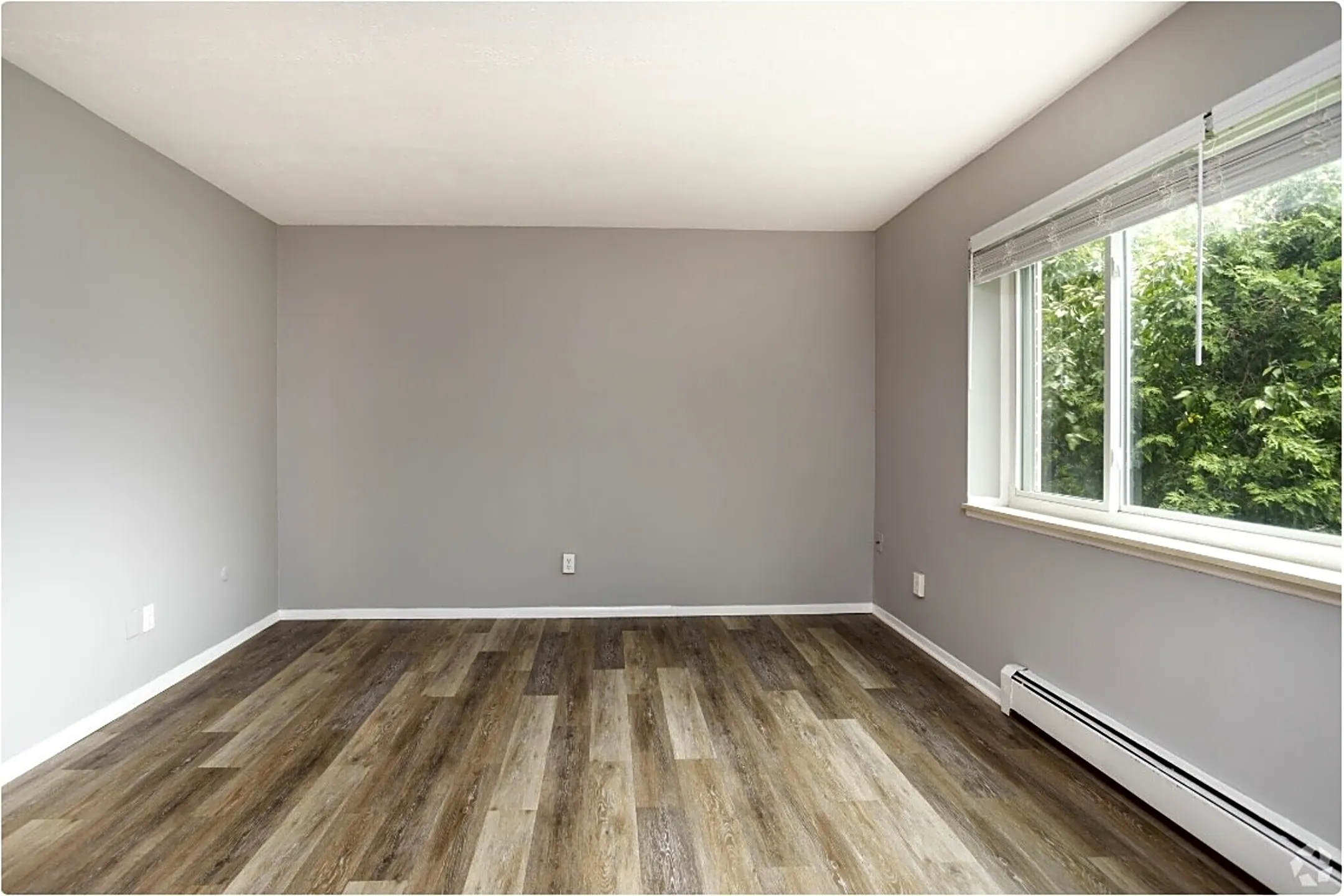 Living Room - Nob Hill Apartments - Syracuse, NY