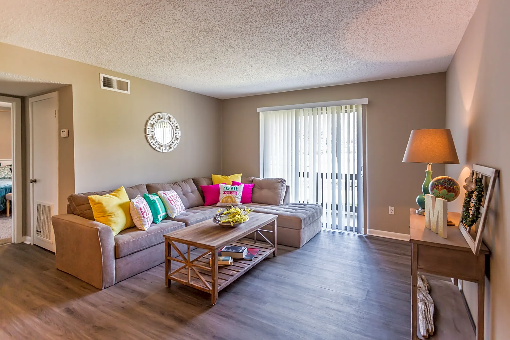 Living Room - Madison Park Apartments - Ridgeland, MS