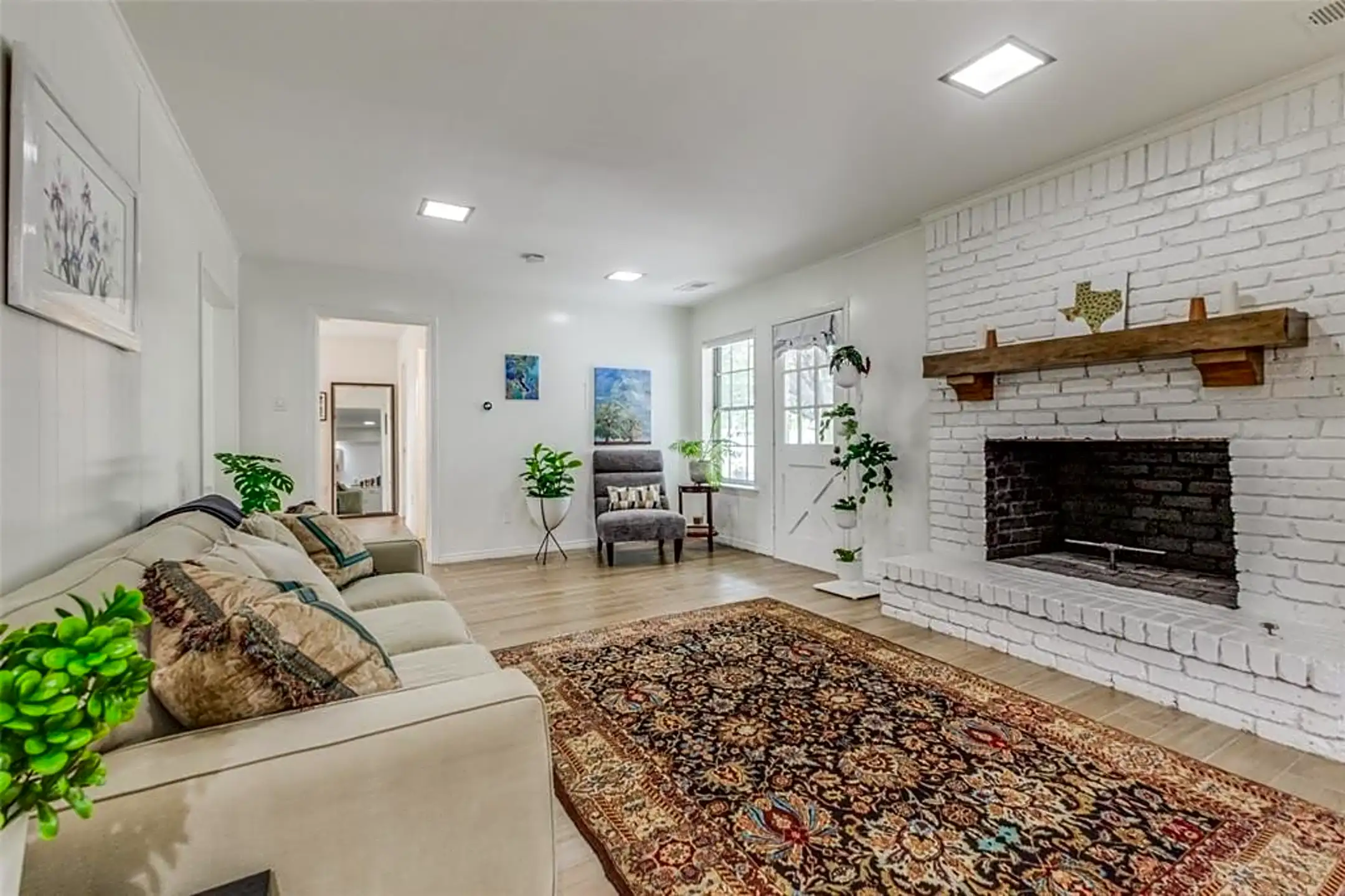 Living Room - 13411 Charcoal Ln - Farmers Branch, TX