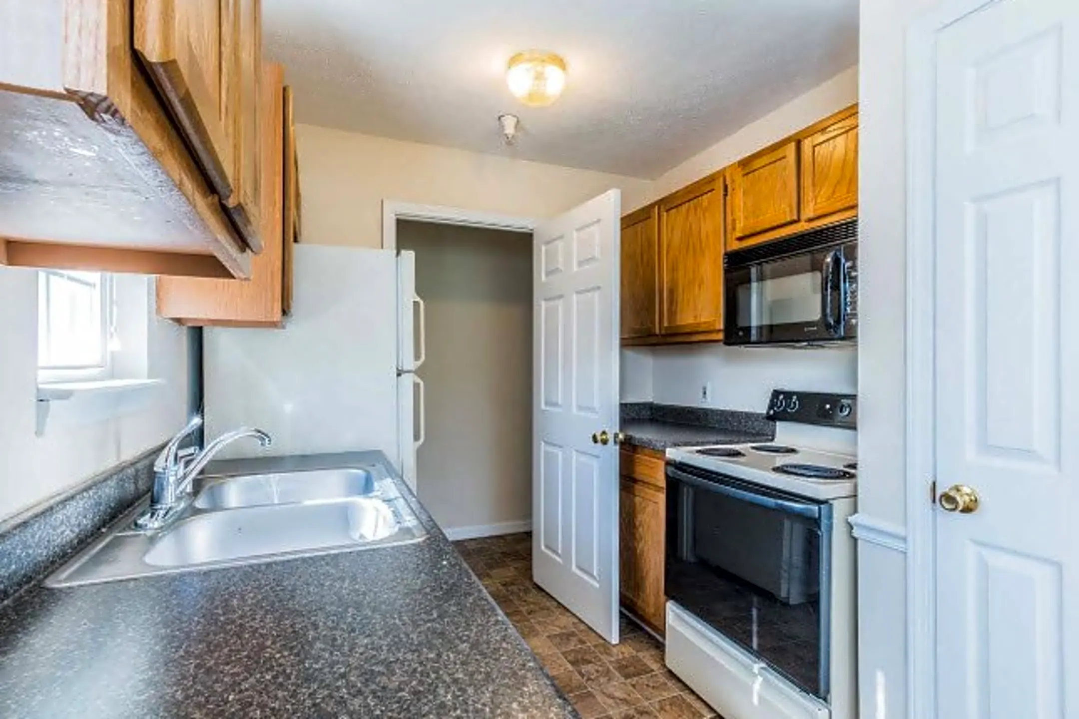 Kitchen - Cave Springs Apartments - Bowling Green, KY