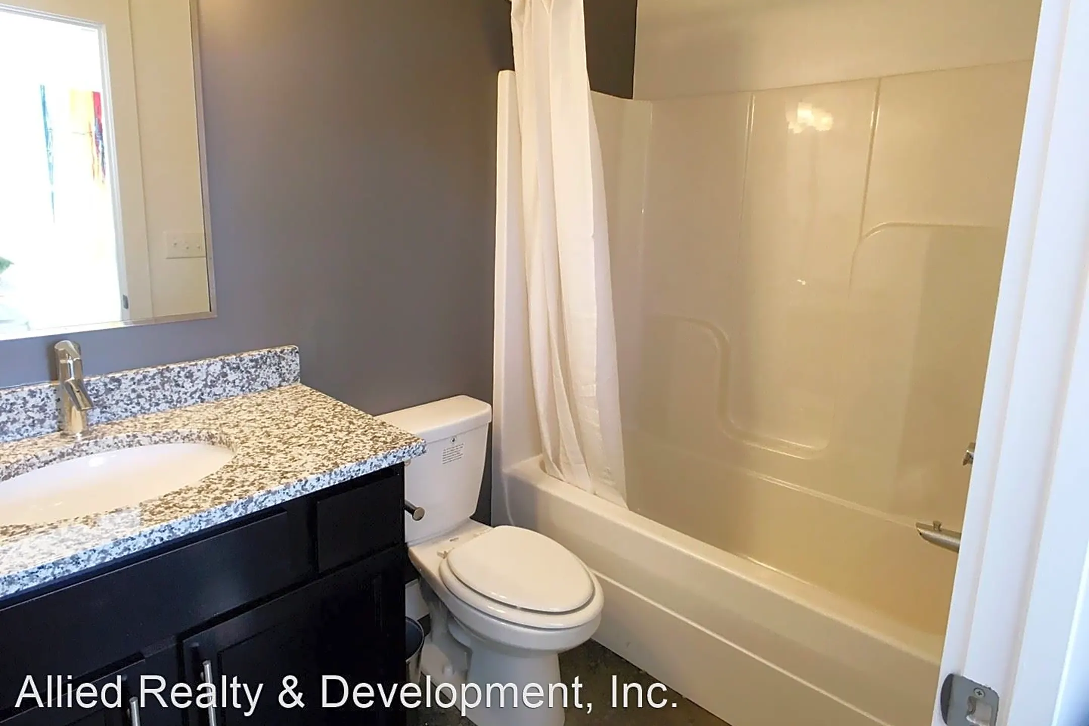 Bathroom - 500 30th Avenue E - Tuscaloosa, AL