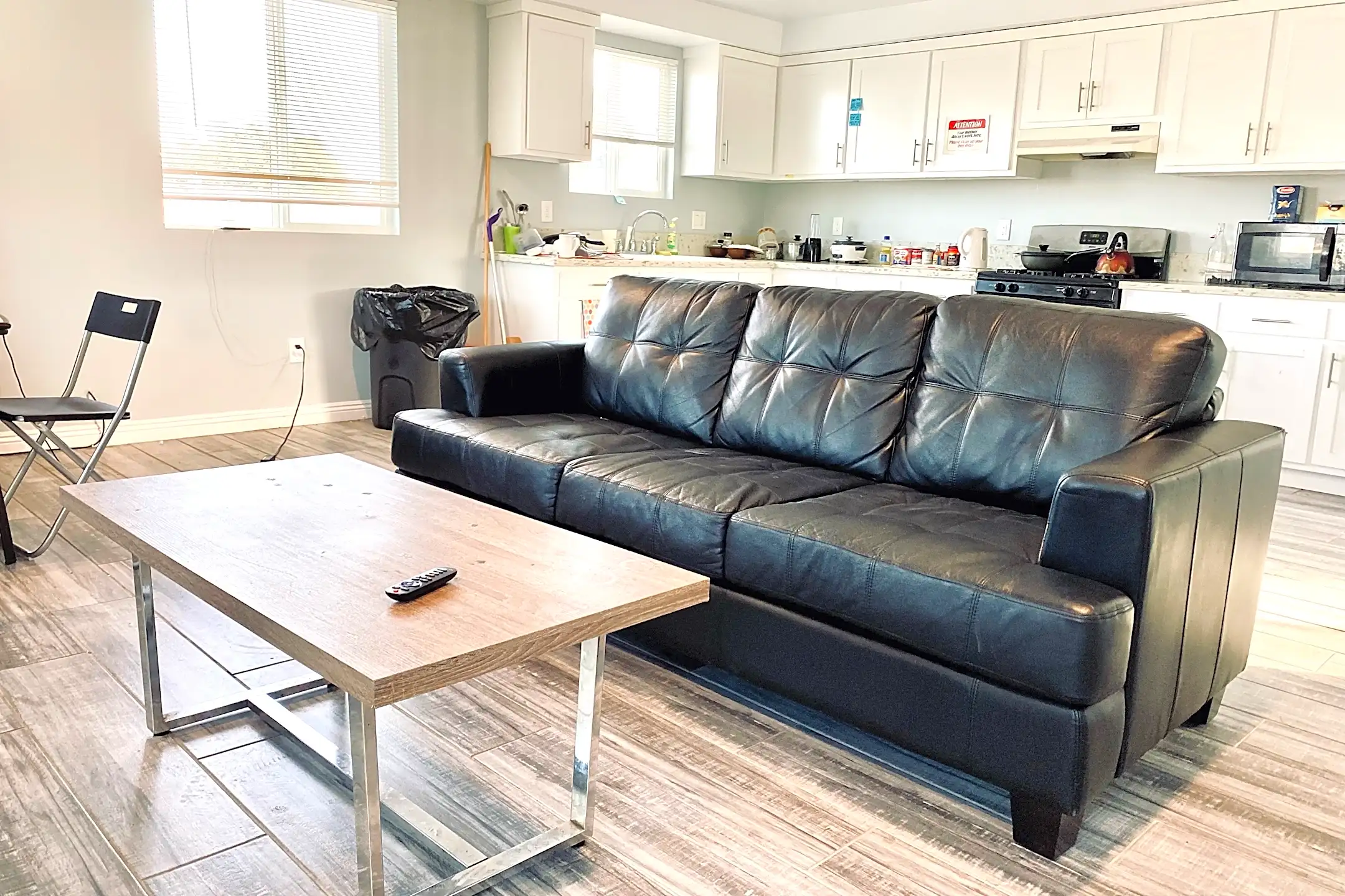 Living Room - 902 W 76th St - Los Angeles, CA