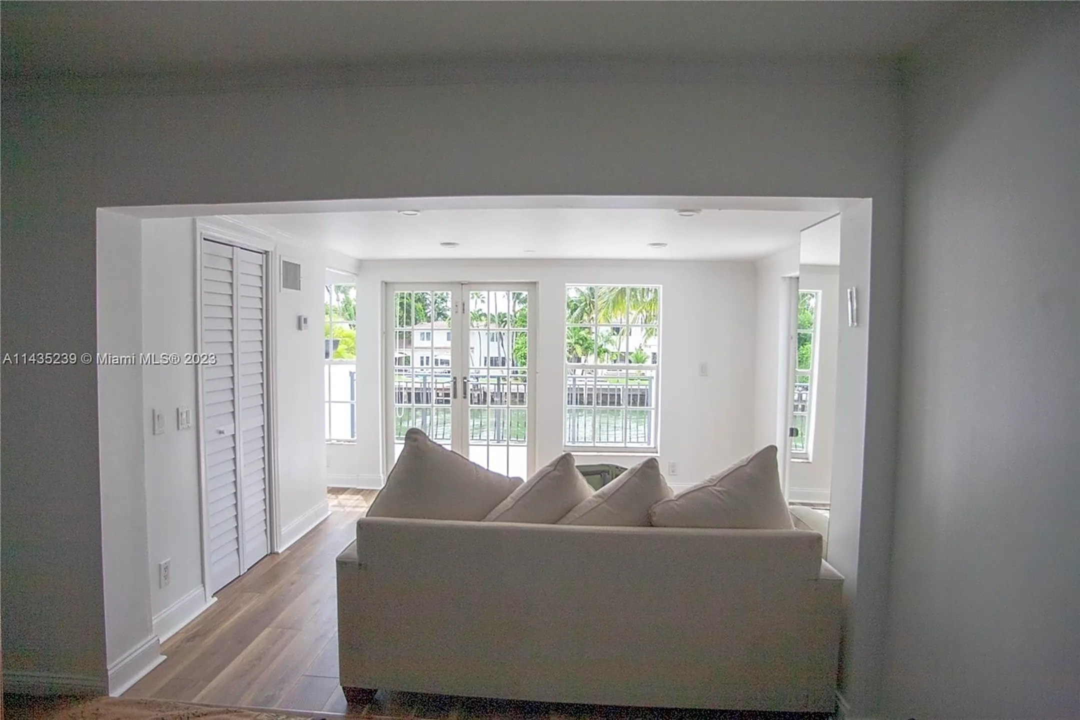 Living Room - 4464 Prairie Ave - Miami Beach, FL