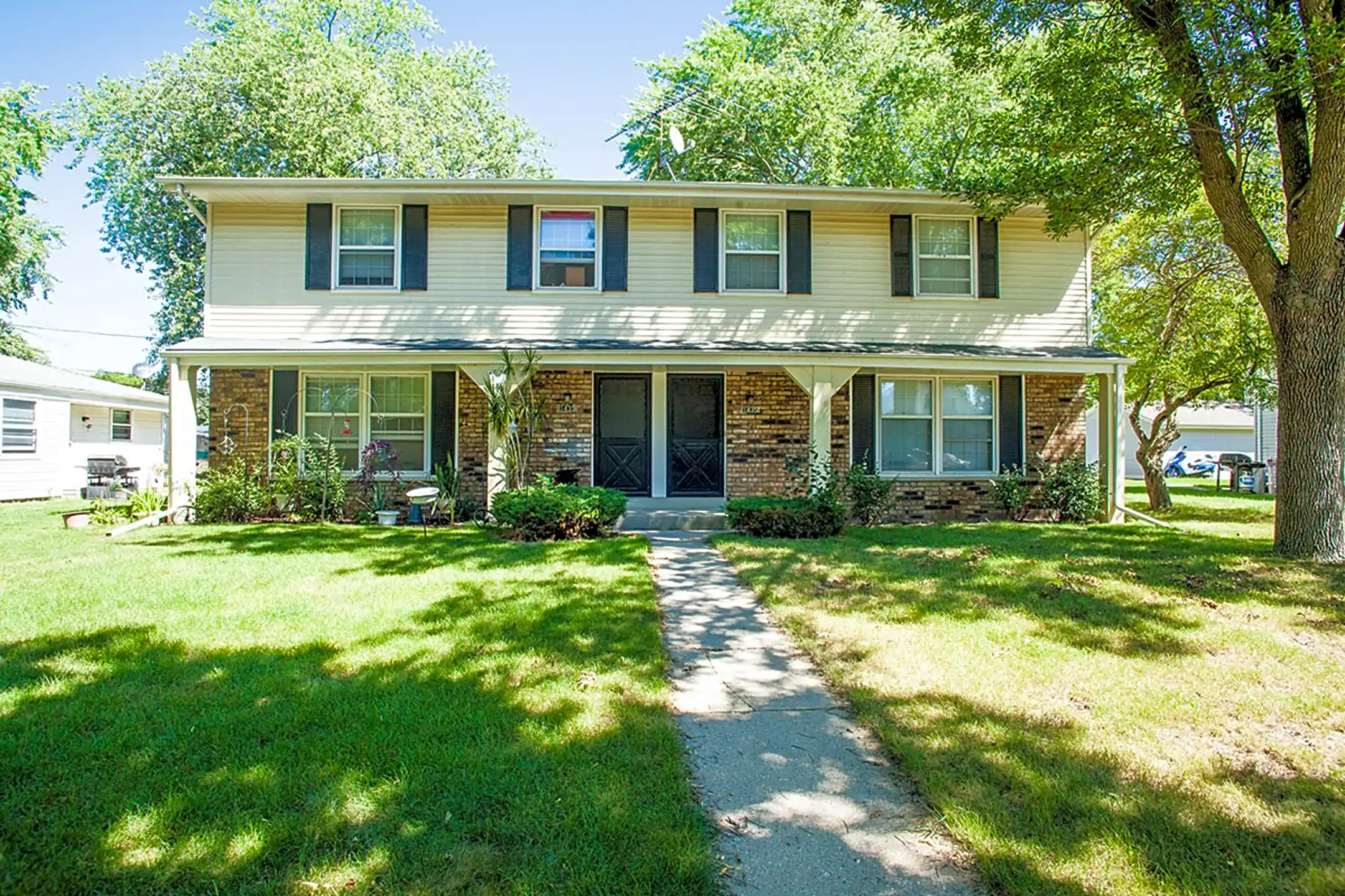 Waukesha Townhomes 1830 Meadow Lane Pewaukee, WI Apartments for