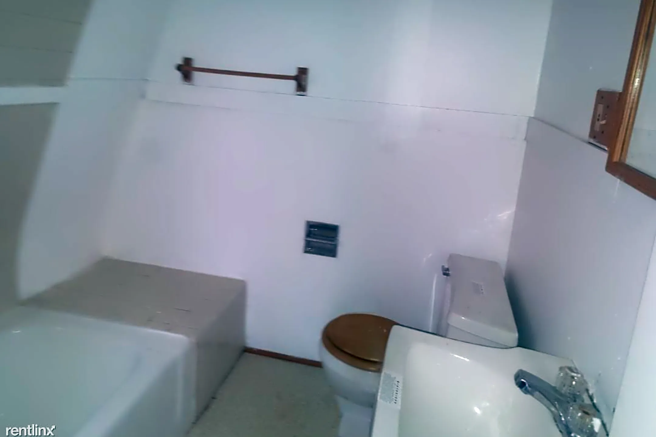 Bathroom - 963 Perry St - Flint, MI